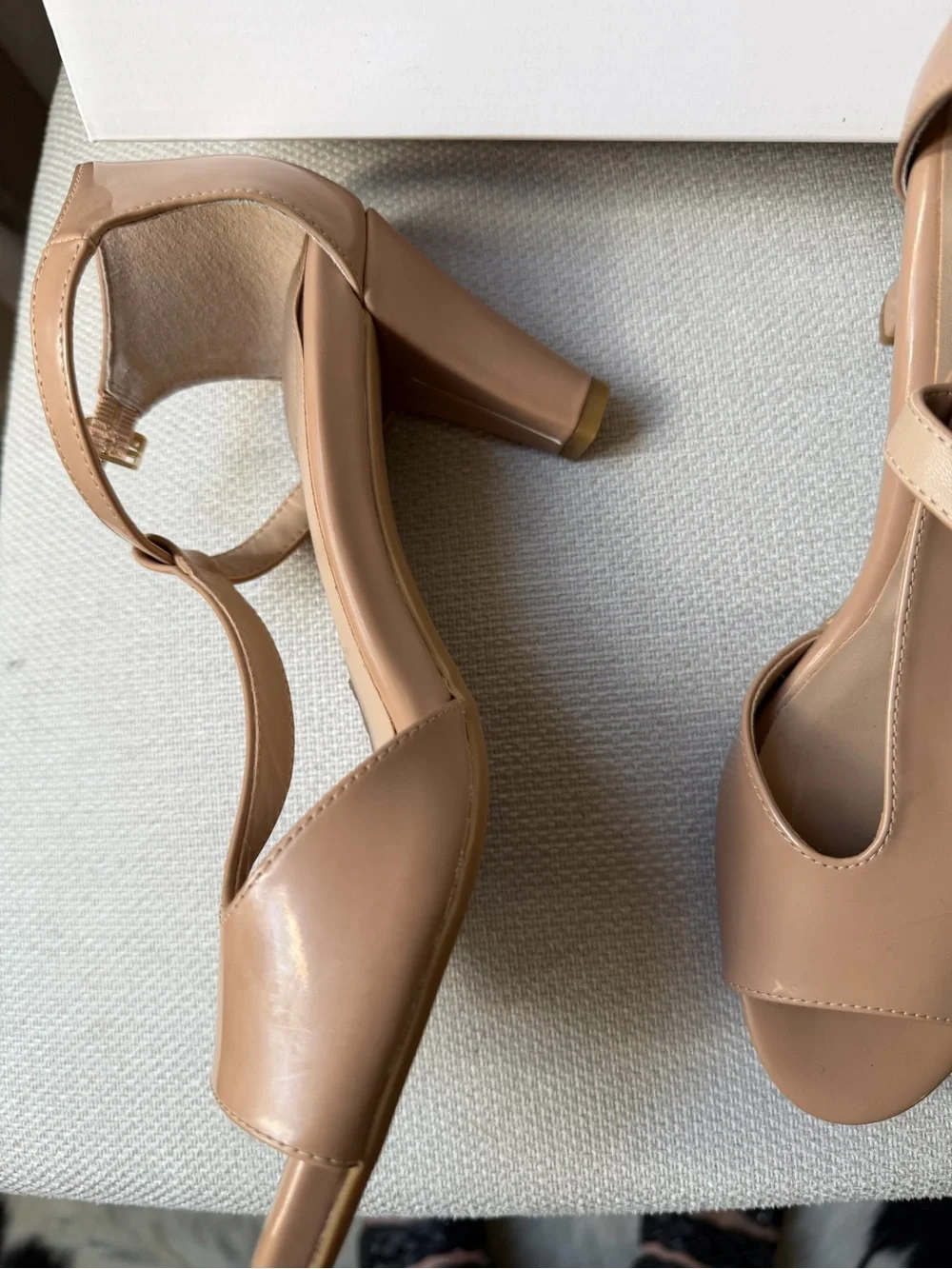 Giani Bernini Beige Patent T-Strap flared heel Dress Sandals